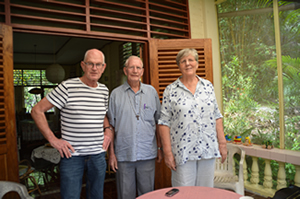 November 2014. Harry de Graaf (links) en Jan Sjerps op bezoek bij bestuurslid en tussenpersoon Marijke Werimon-Bakker (rechts).